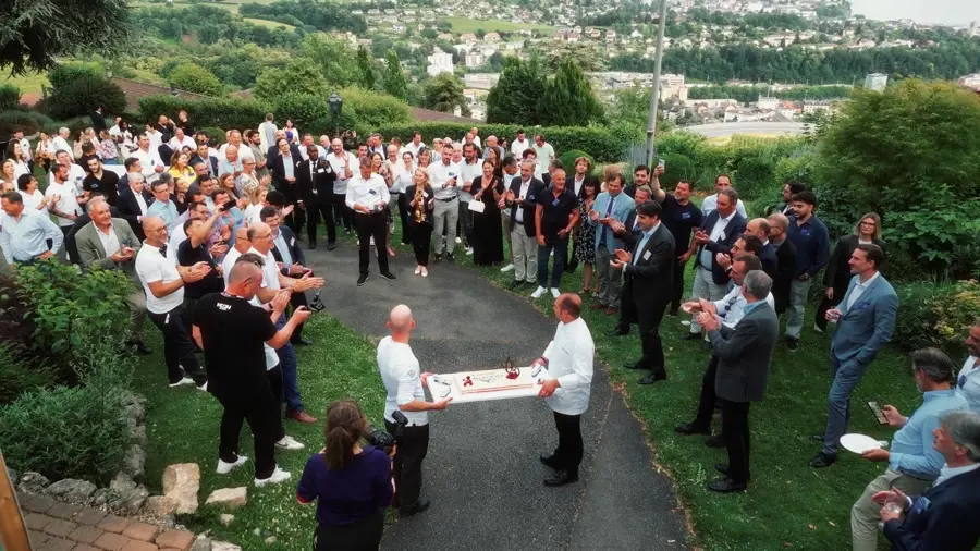 Invités réunis autour du gâteau des 20 ans de Fraikin Suisse à Jongny