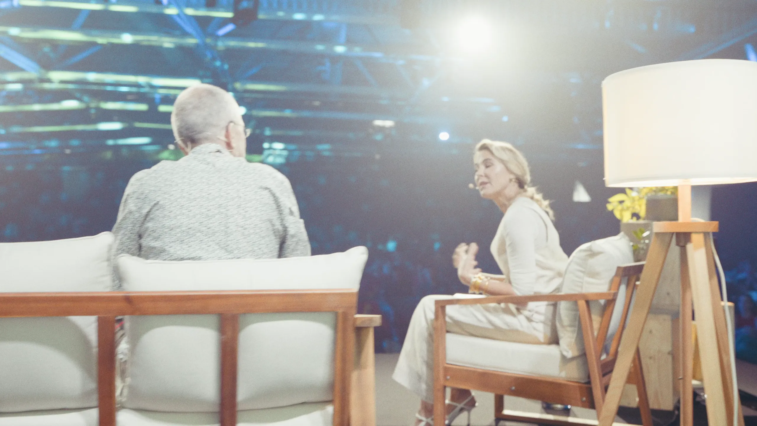 Interview sur scène pendant le congrès CJD à Nice, décor salon et lumière de plateau