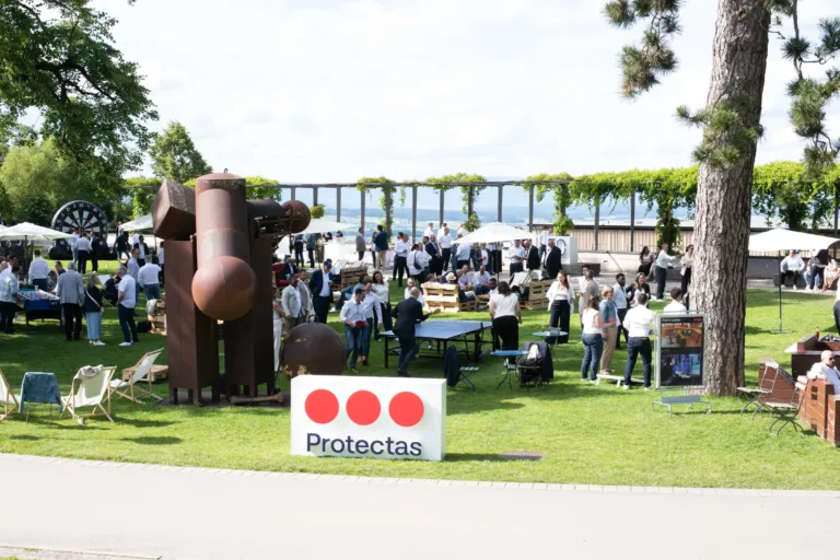 Collaborateurs dans les jardins du Gurten pendant le jubilé des 50 ans de Protectas