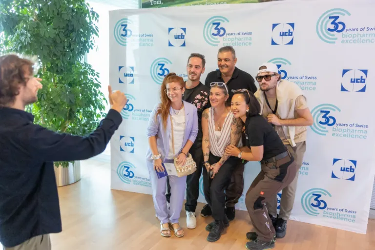 Collaborateurs devant le photocall du jubilé des 30 ans du site UCB de Bulle