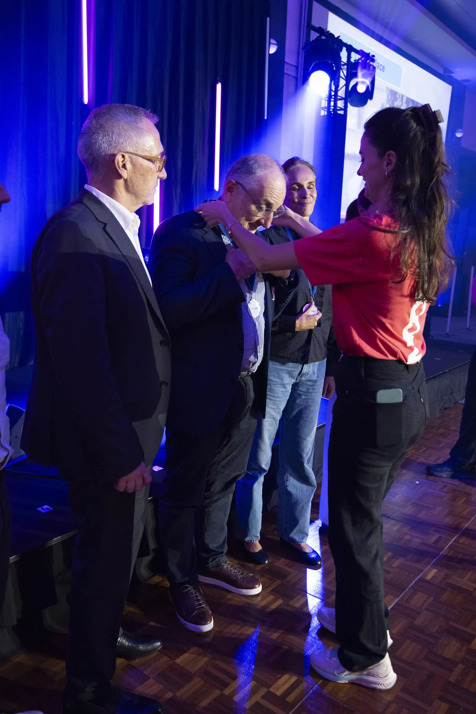 Pose des micros sur les intervenants avant leur passage sur scène, 20 ans d'Acrotec