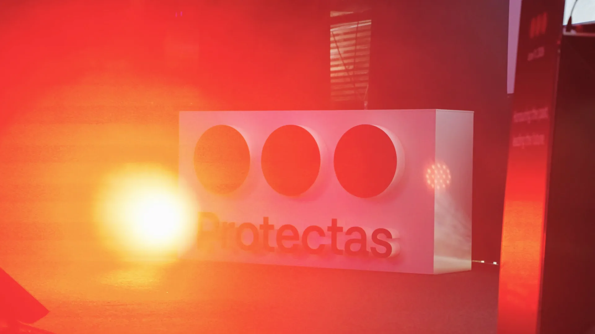 Logos 3D Protectas éclairés en rouge pendant la plénière du jubilé des 50 ans, produite par Moon