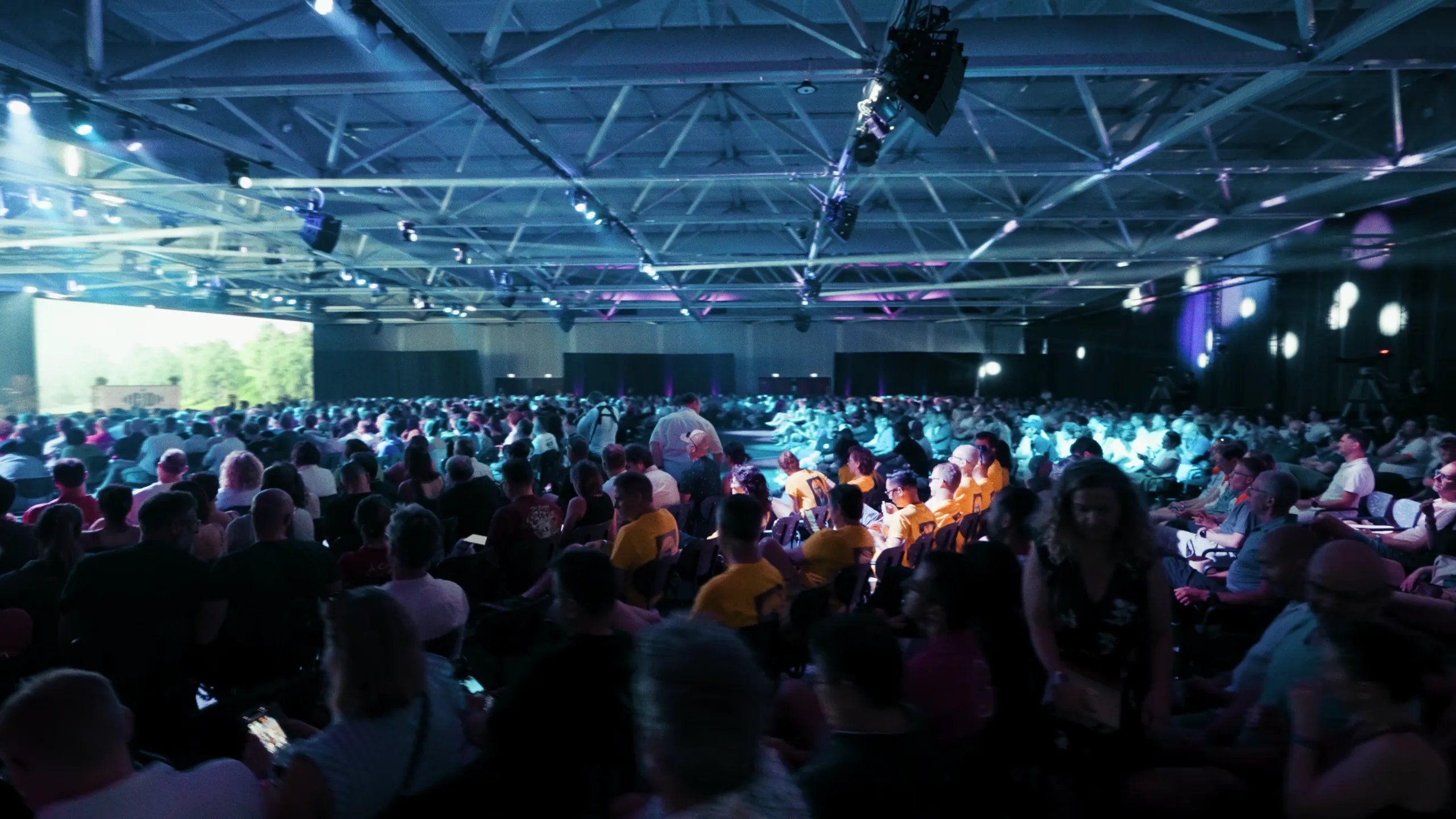 Plénière comble devant l'écran géant du congrès CJD à Nice