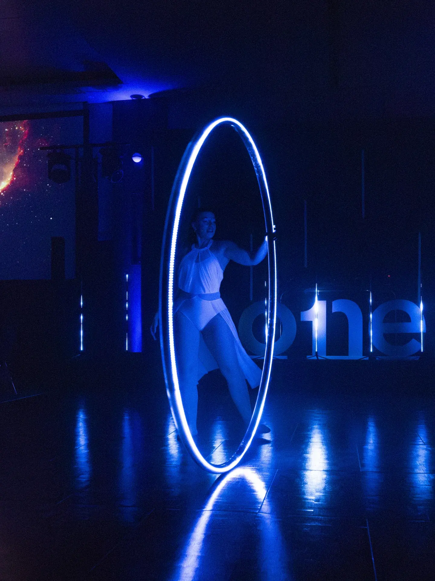 Acrobate dans une roue lumineuse lors de l'anniversaire d'Acrotec produit par Moon Suisse