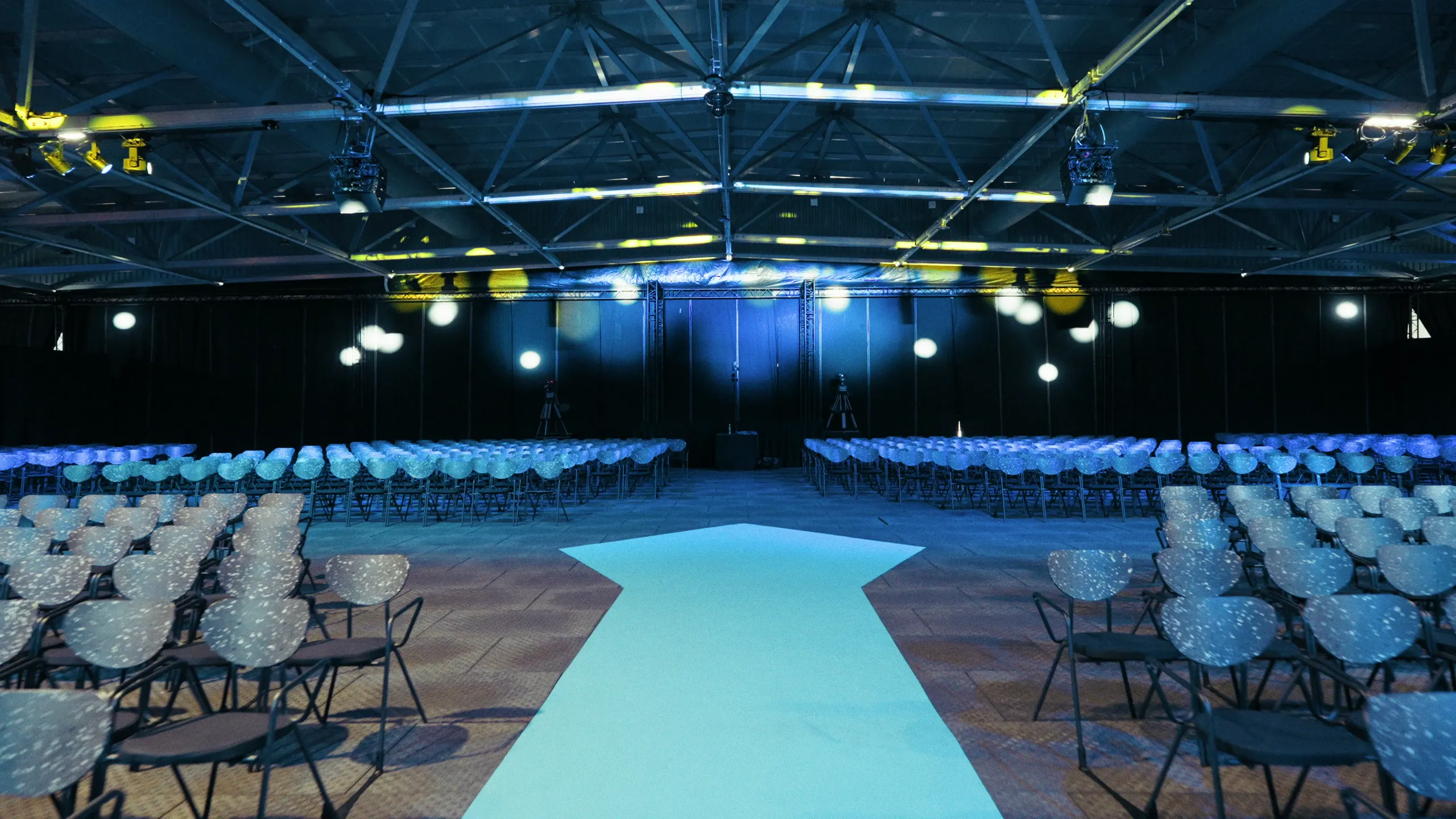 Salle de conférence prête avant l'ouverture des portes, congrès CJD à Nice