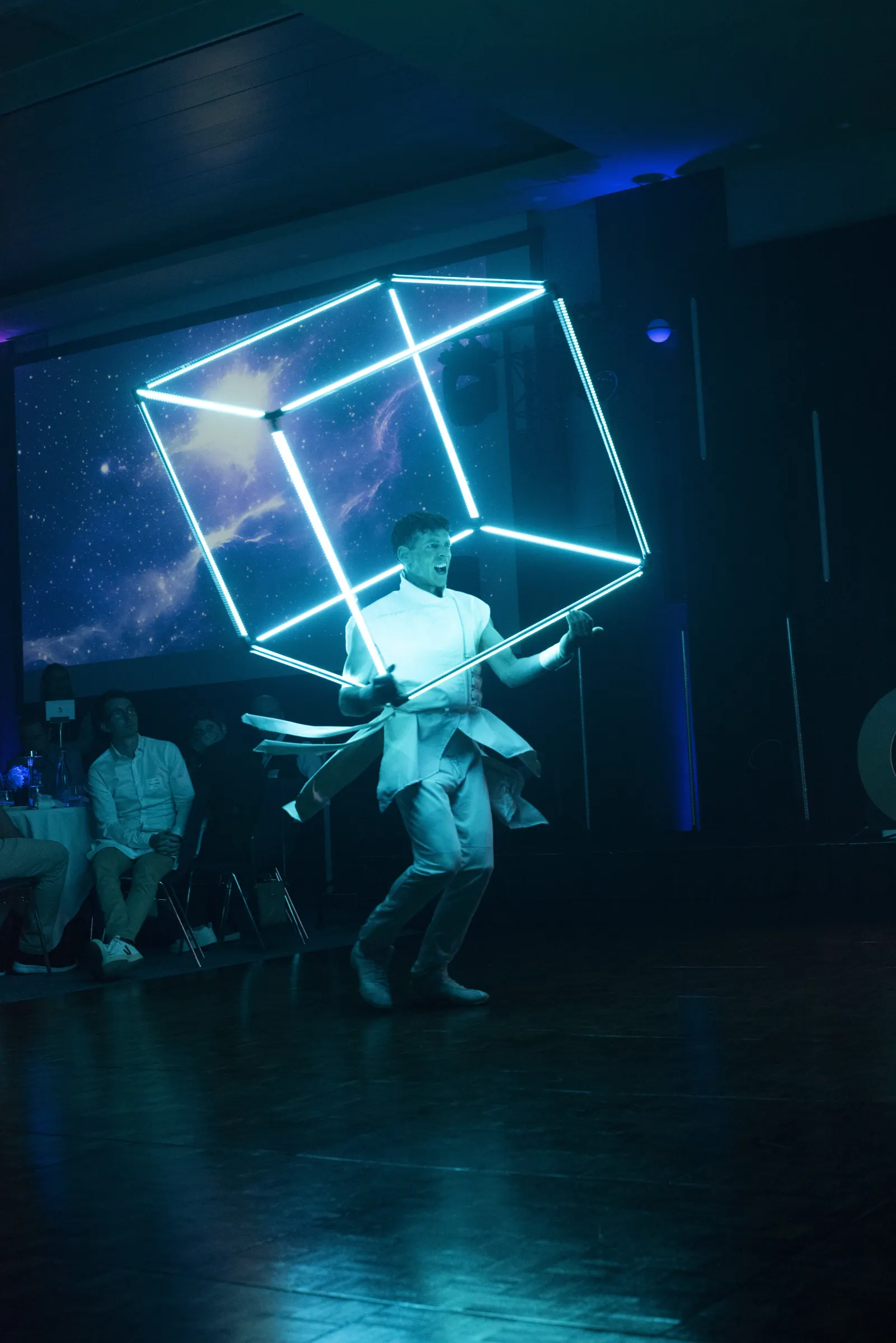 Show lumineux présenté aux invités pendant un dîner