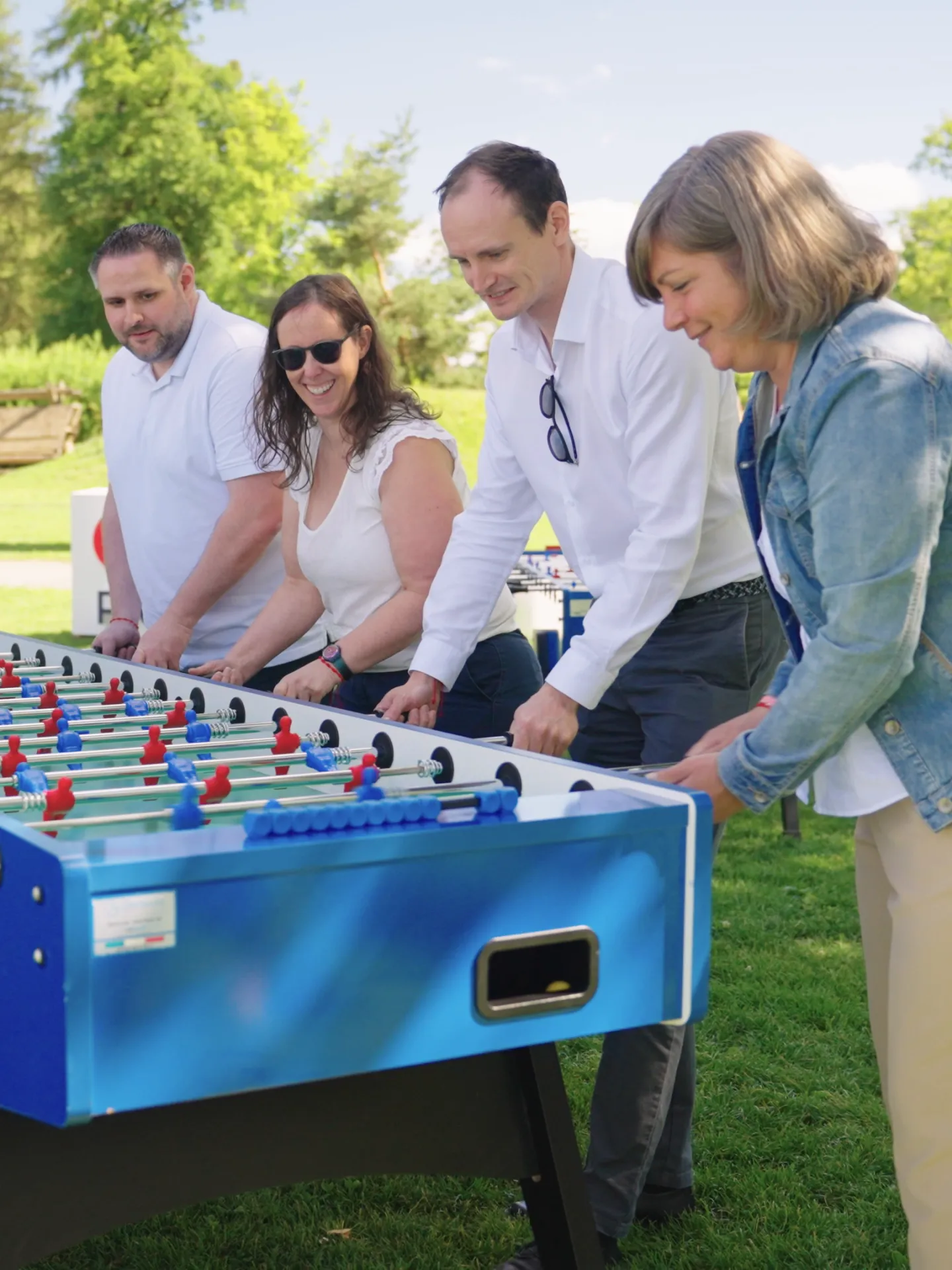 Collaborateurs de Protectas en partie de baby-foot sur la pelouse du Gurten Park
