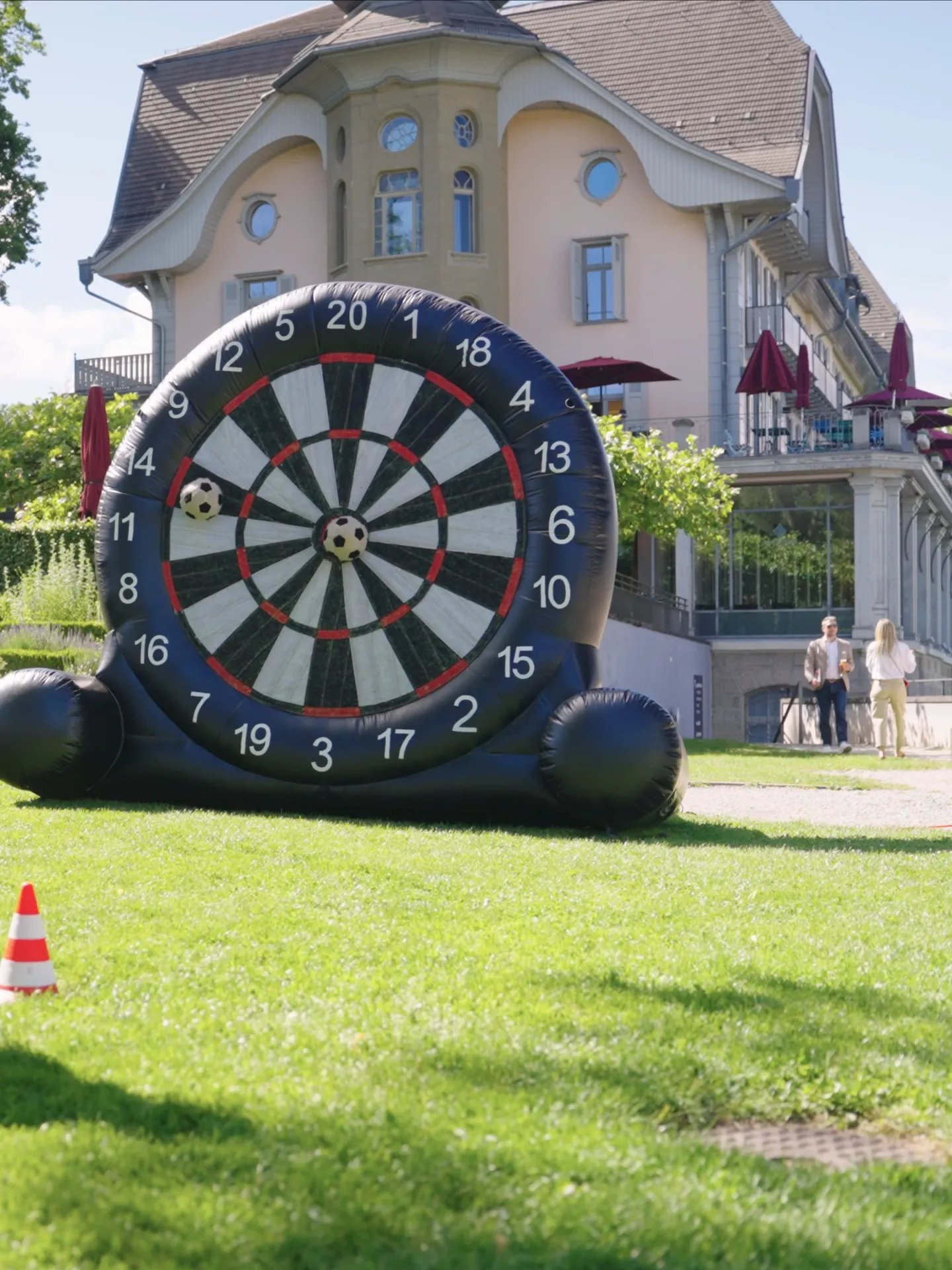 Cible géante de foot-fléchettes installée sur la pelouse du Gurten Park pour le jubilé Protectas