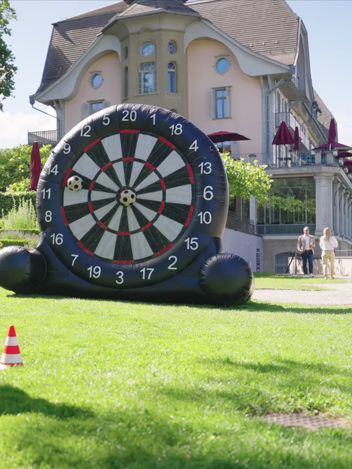 Cible géante de foot-fléchettes sur la pelouse du Gurten Park pendant un team building