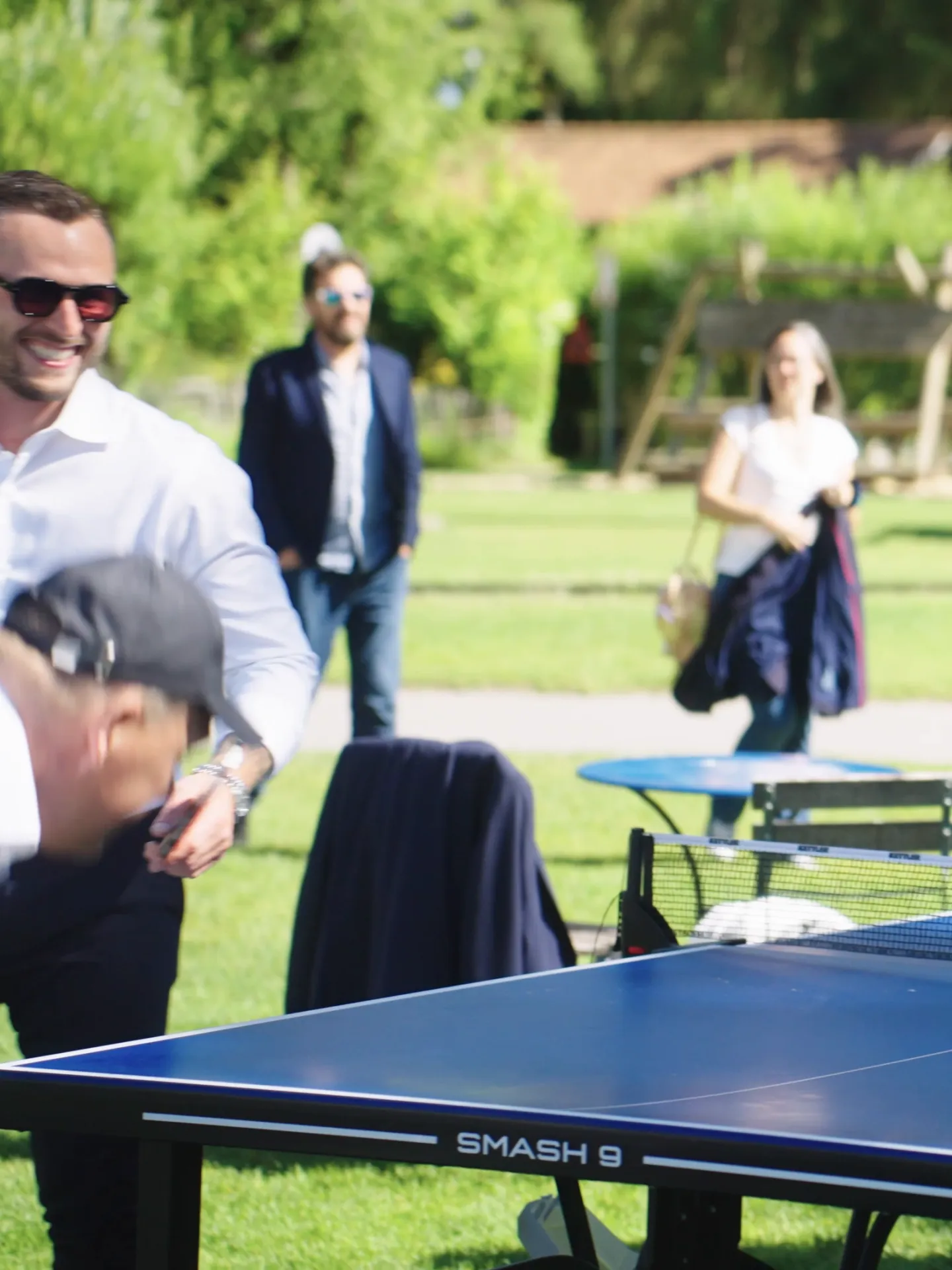 Partie de ping-pong entre collaborateurs pendant le jubilé Protectas au Gurten