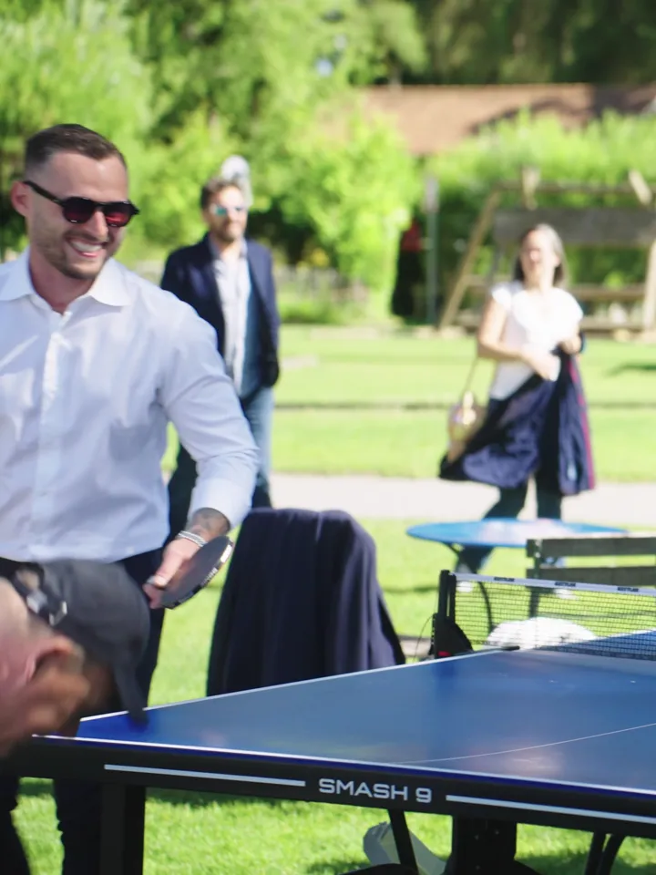 Partie de ping-pong entre collaborateurs pendant un team building