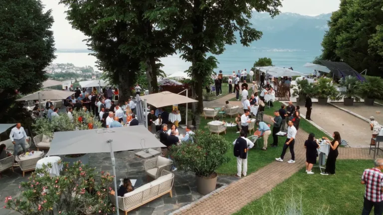 Invités sur la terrasse vue lac de l'Hôtel du Léman pendant la soirée des 20 ans de Fraikin Suisse
