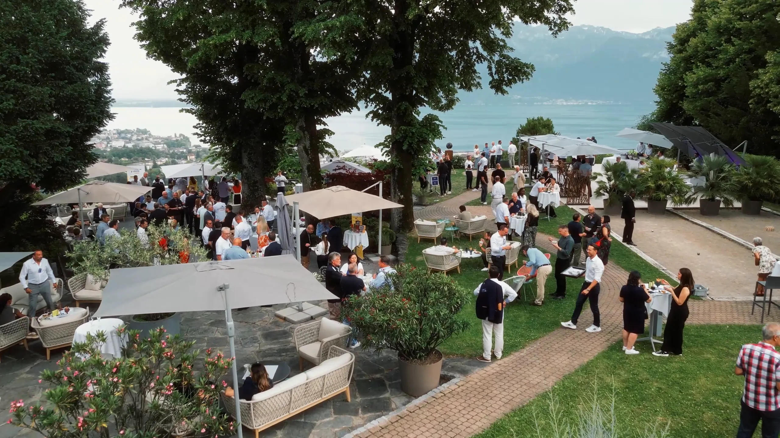 Invités sur la terrasse vue lac de l'Hôtel du Léman pendant la soirée des 20 ans de Fraikin Suisse