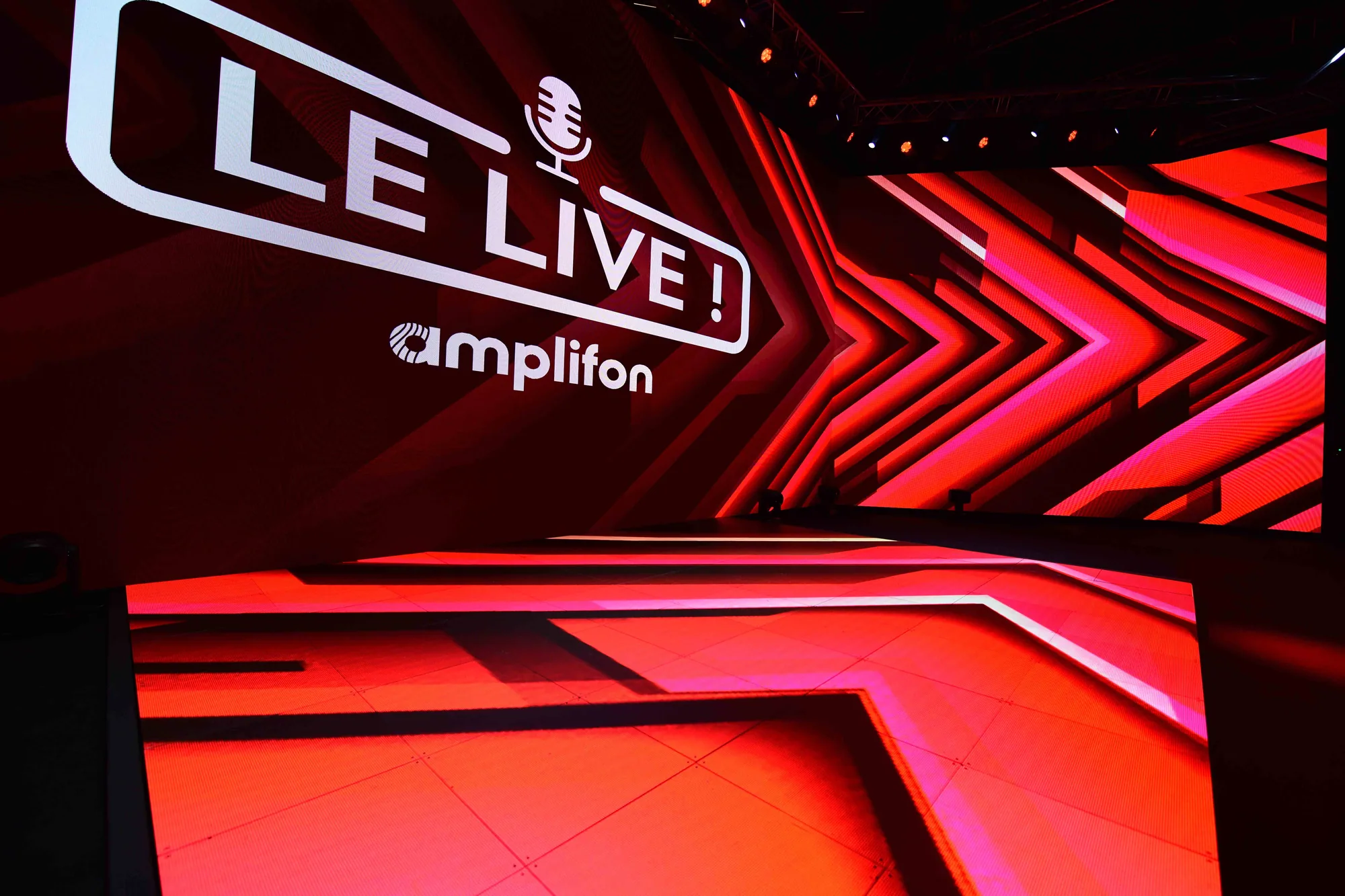 Mur LED et plateau live rouge, agence événementielle Moon