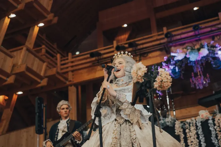 Personnage costumé, soirée à thème, agence événementielle Moon