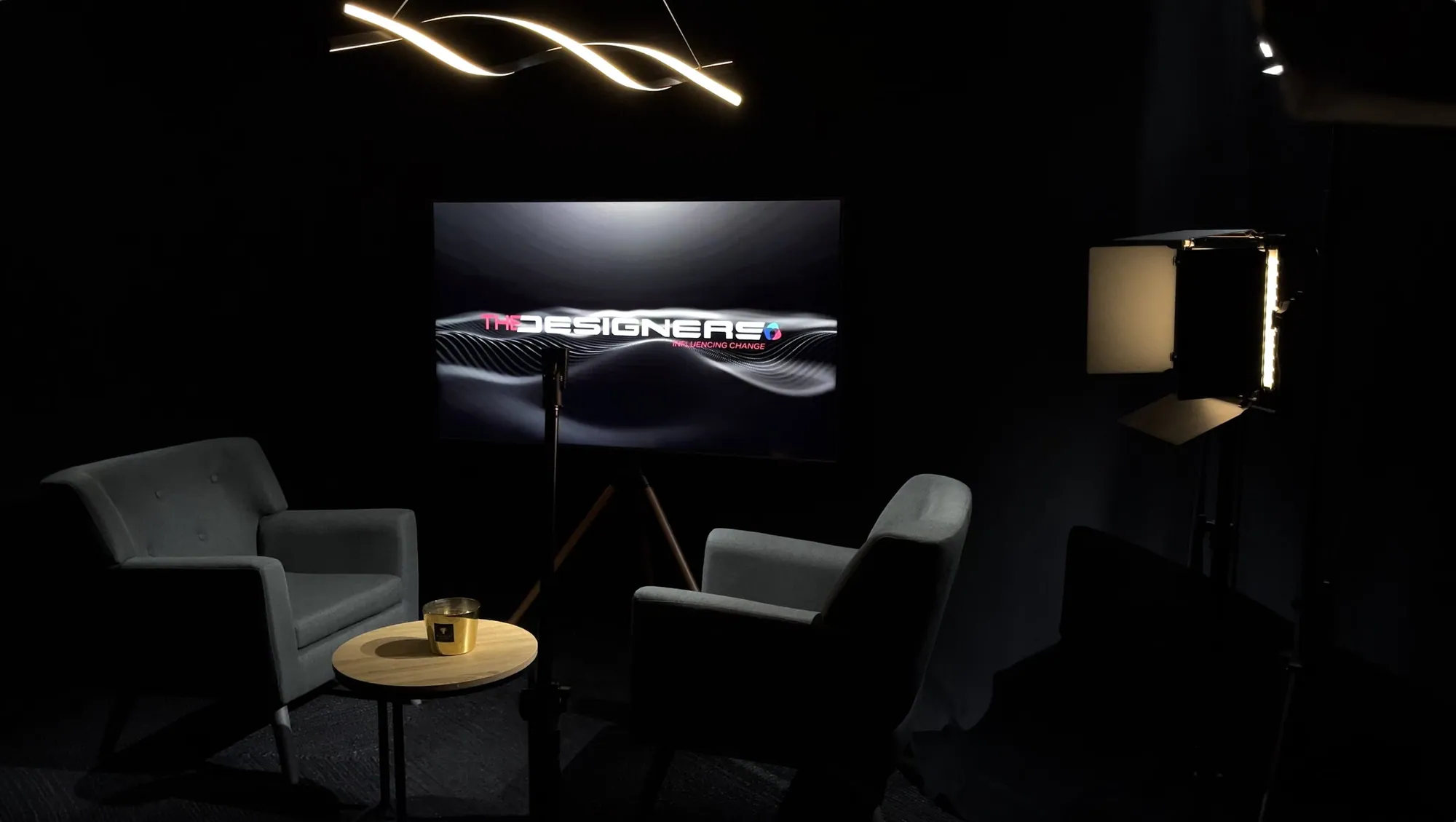 Plateau TV interview, lumière studio, agence événementielle Moon