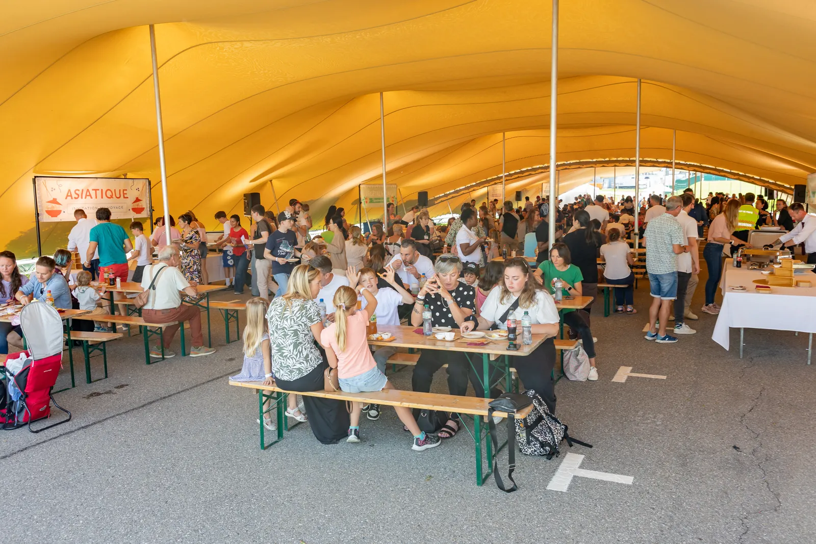Repas sous tente géante, journée des familles UCB à Bulle, Moon Suisse