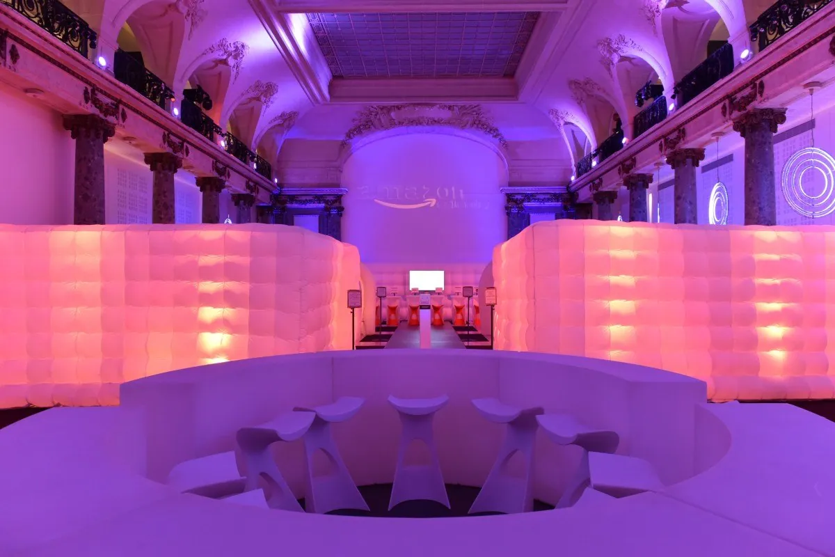 Salle d'atelier, structures lumineuses, agence événementielle Moon