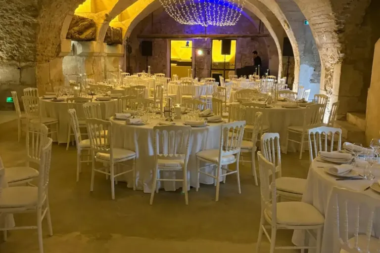 Salle de réception voûtée, tables dressées, agence événementielle Moon