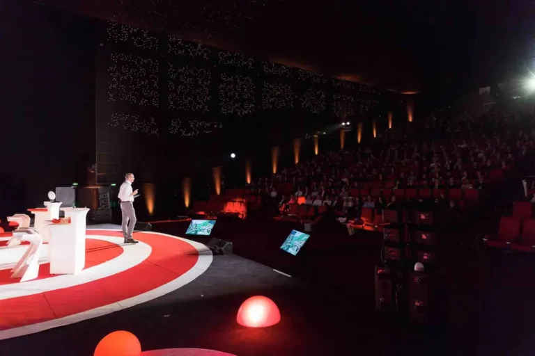 Scène ronde et éclairage, convention, agence événementielle Moon