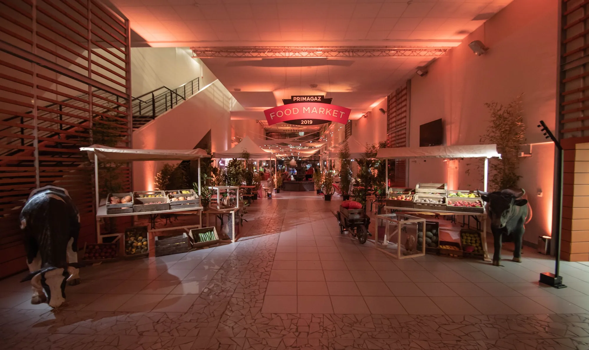 Scénographie marché couvert et stands, agence événementielle Moon