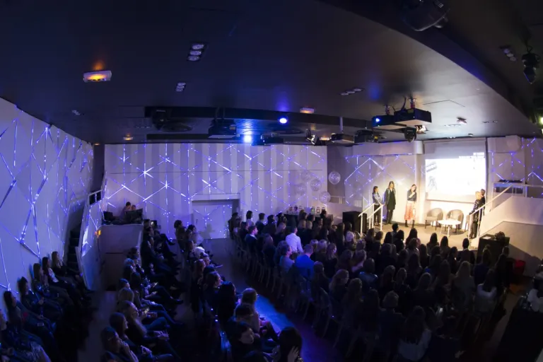 Séminaire d'entreprise en salle immersive, agence événementielle Moon