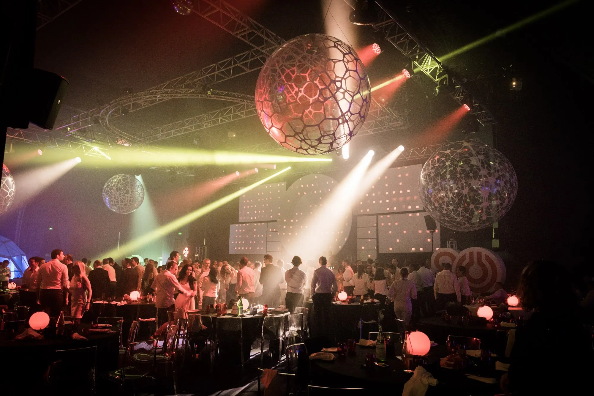 Soirée d'entreprise, lasers et piste de danse, agence événementielle Moon