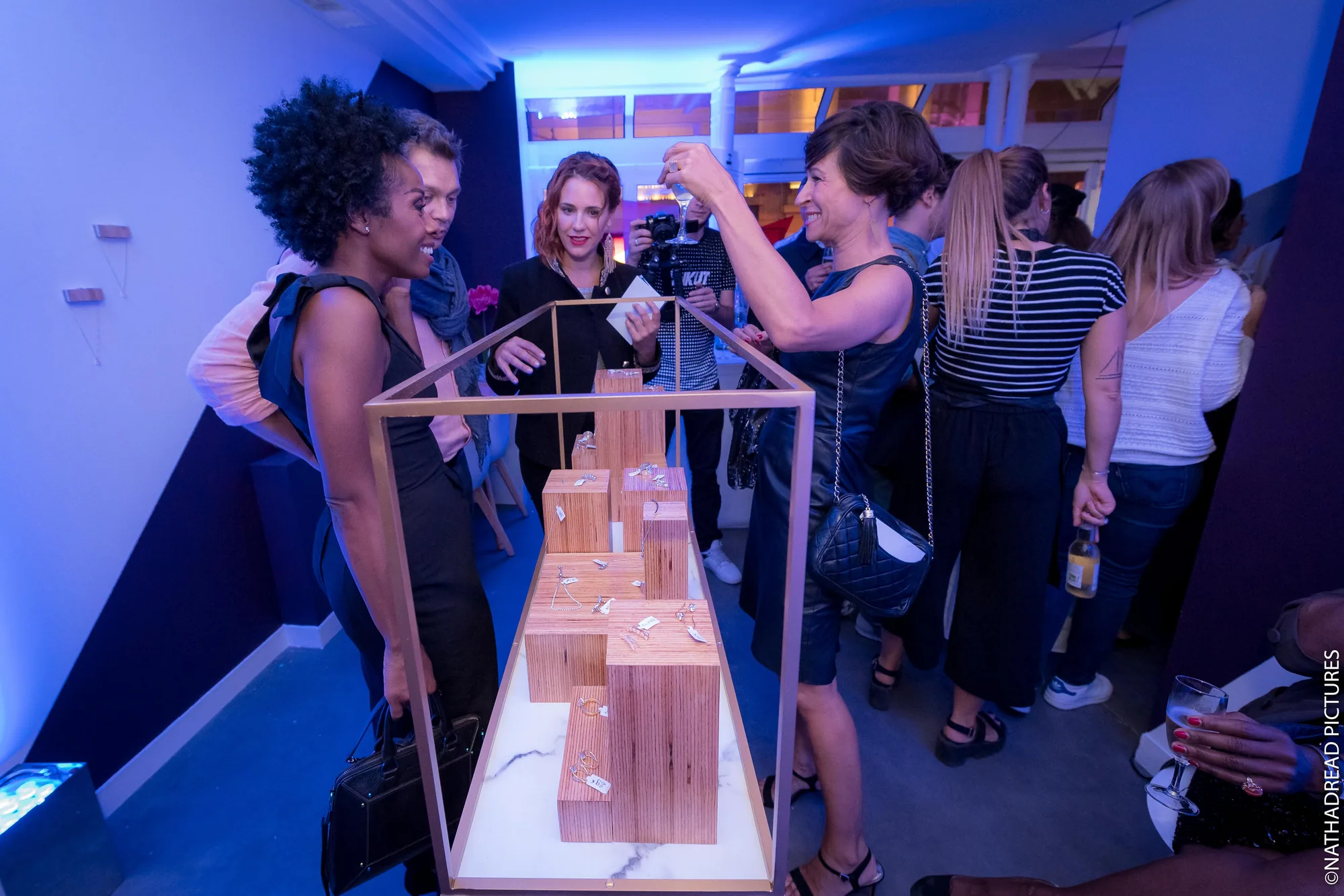 Soirée de lancement, invités autour d'un présentoir, agence événementielle Moon
