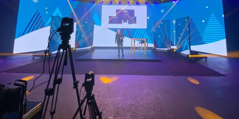 Studio d'événement hybride avec caméras devant la scène, agence événementielle Moon